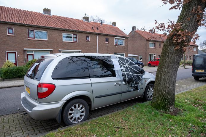 Een ingeslagen ruit, lekke band en plakkaten van de gemeente op de ramen. De Britse Chrysler Voyager houdt de gemoederen bezig in ’t Loo