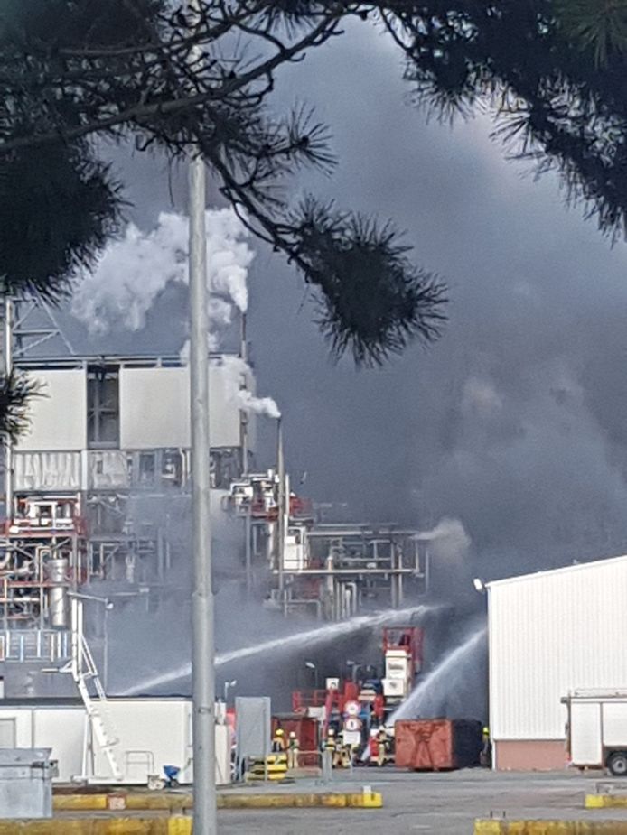 Veel rook bij het chemiebedrijf