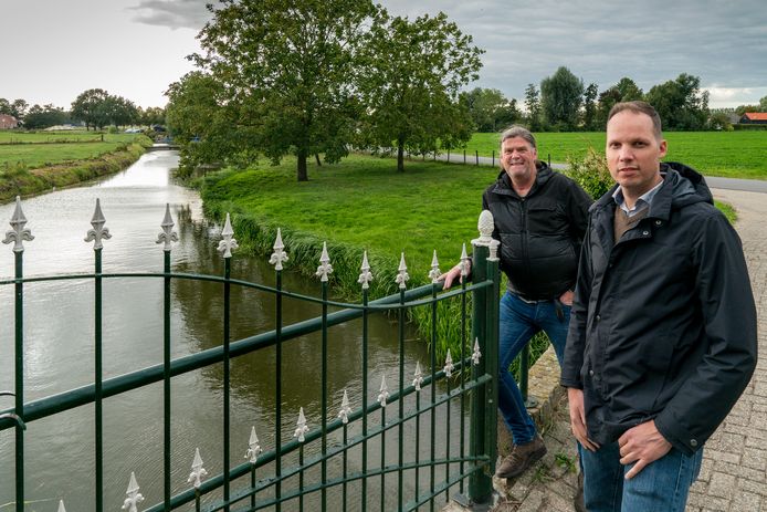 Vincent Snels (l) en Joost Nijssen van Klimaatplein Heusden bij 't Oude Maasje.