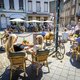 Het is even wennen op het terras, met slechts één gesprekspartner. Maar het mág weer