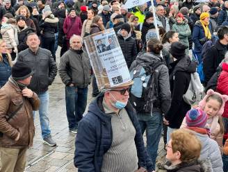 Coronabetoging in Brugge: al zeker 1.000 mensen stappen van ’t Zand naar de Markt