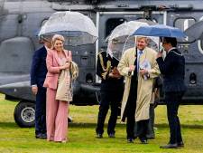 Na zonnige Antillen is koningspaar nu op regenachtige Wadden: niet voor de appeltaart, wel voor prachtige jurk uit 17e eeuw