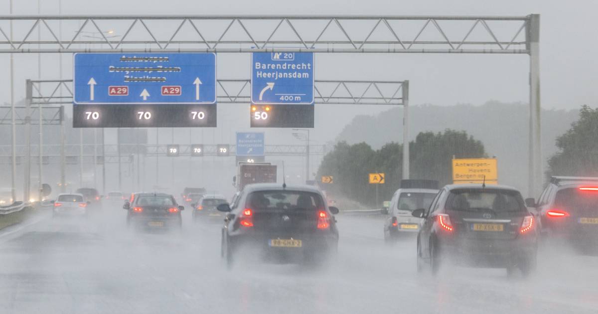 Meer dan 1000 kilometer file door regen en ongelukken, drukste ochtend­spits van het jaar.