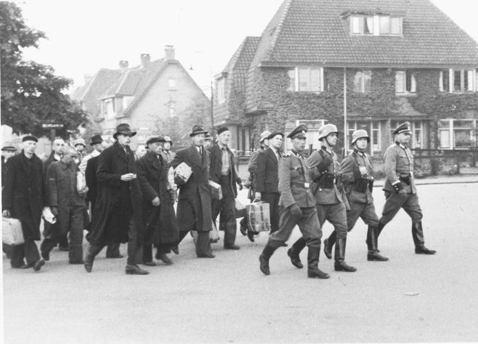 Deportatie van gevangenen op 11 oktober 1944. De foto is genomen op de Kapelweg.