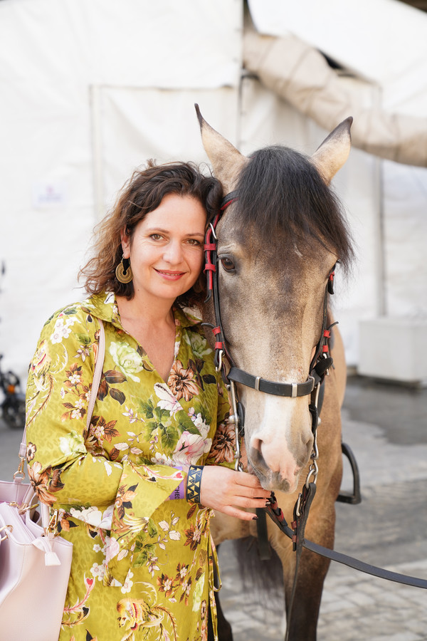 “Vroeger reed ik veel paard, maar door 'Familie' ben ik ermee moet stoppen omdat het risico op een valpartij te groot is”, zegt Caroline Maes. “En ik mis het ergens wel, want op zo’n dier zitten voelt enorm bevrijdend aan.”