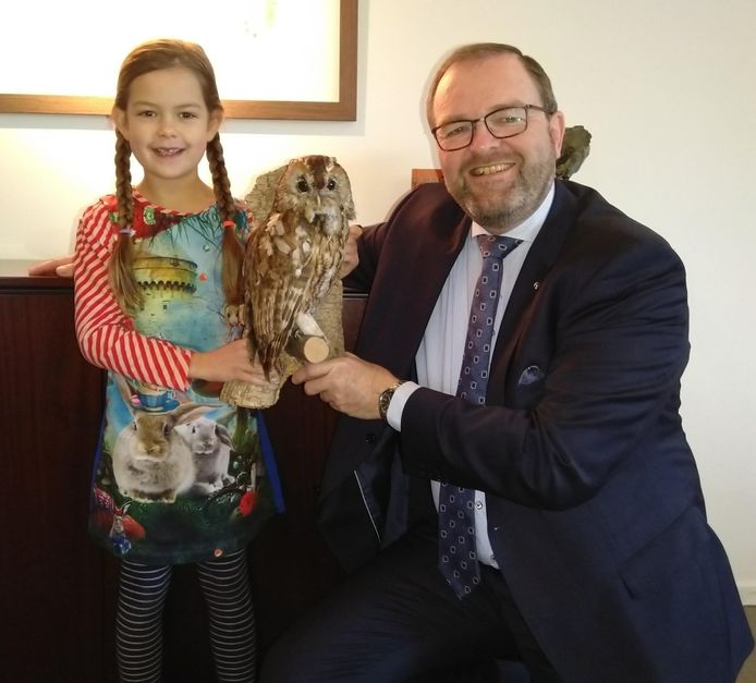 Pien (7) met burgemeester Servaas Stoop.