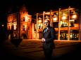 Burgemeester Ahmed Marcouch voor een oranje gekleurd stadhuis, uit protest tegen vrouwengeweld.