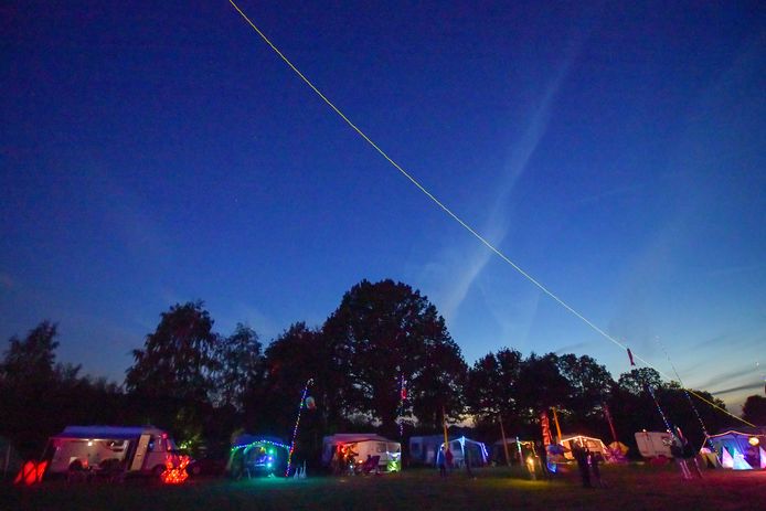 De verlichte lijn boven het vliegerfestival. Foto Dave Hendriks/fotomeulenhof