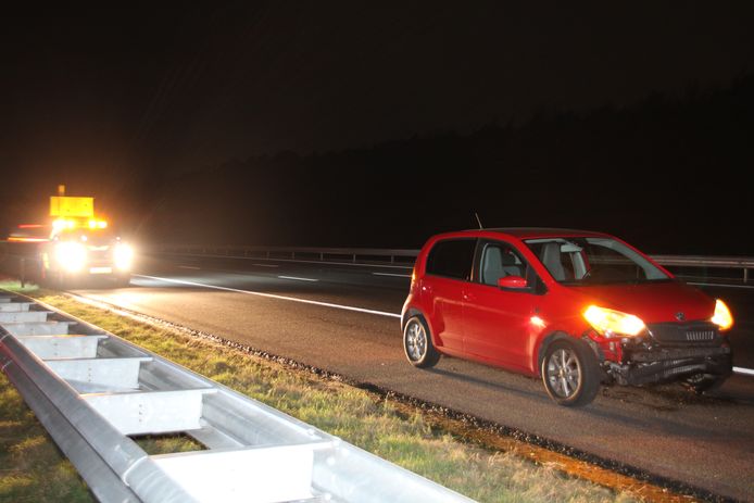 Een auto raakte beschadigd, nadat deze tegen een band reed die midden op de weg lag.