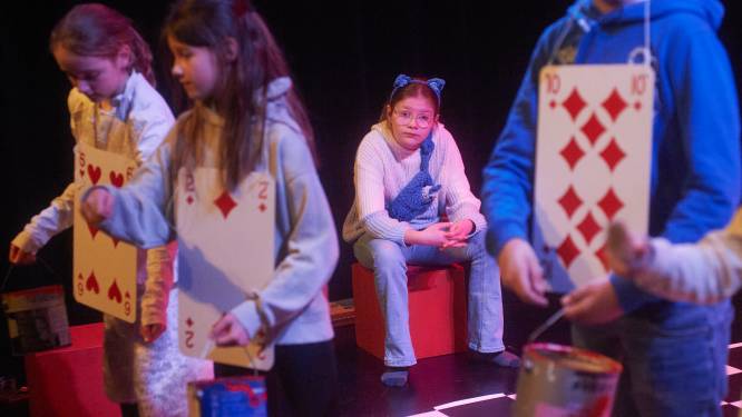 Eva (11) haakte speciale oortjes voor Veghels theaterfestival Windkracht: ‘Ik vind het rustgevend’