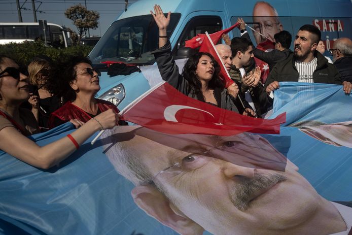 CHP=-aanhangers met een portret Kemal Kilicdaroglu