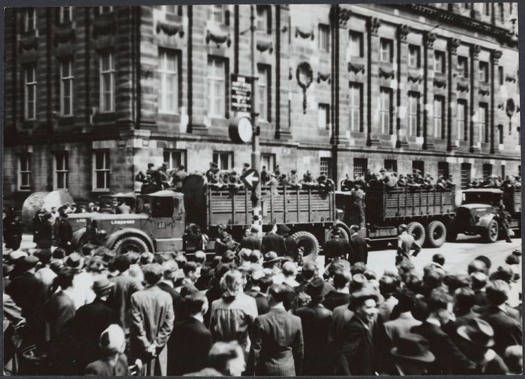 Aan de feestvreugde op 7 mei 1945 komt een bruut einde, als dronken Duitsers vanuit de Groote Club op de Dam het vuur op de menigte openen. Beeld Fotocollectie Anefo 