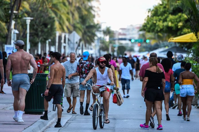 De Ocean Drive in Miami, Florida, afgelopen weekend. Zaterdag werd er een nieuw dagrecord gebroken, met bijna 10.000 nieuwe besmettingen.