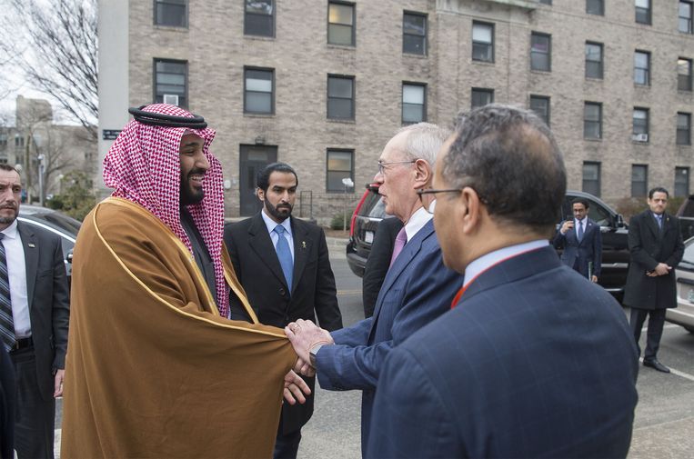 De Saudische kroonprins Mohammed bin Salman (links) in maart op bezoek in Boston. Uiterst rechts de diplomaat Maher Abdulaziz Mutreb, die bij het verhoor van en de mogelijke moord op Jamal Khashoggi betrokken zou zijn. Beeld Getty Images