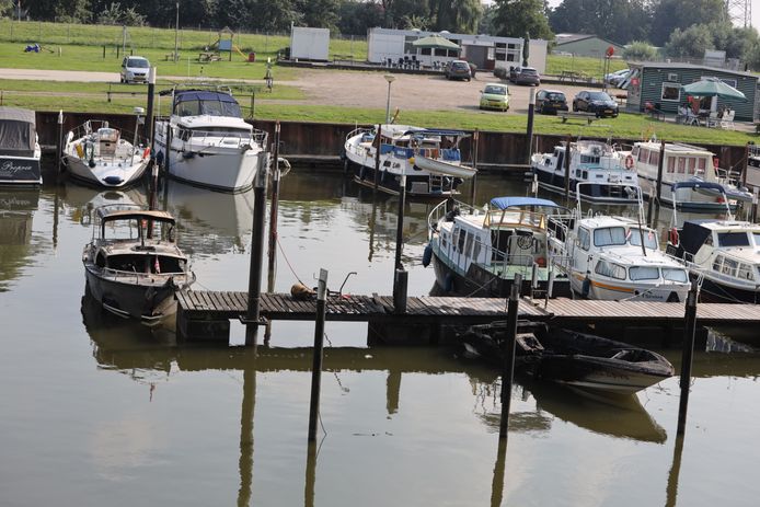 Explosie op een boot in Waalwijk