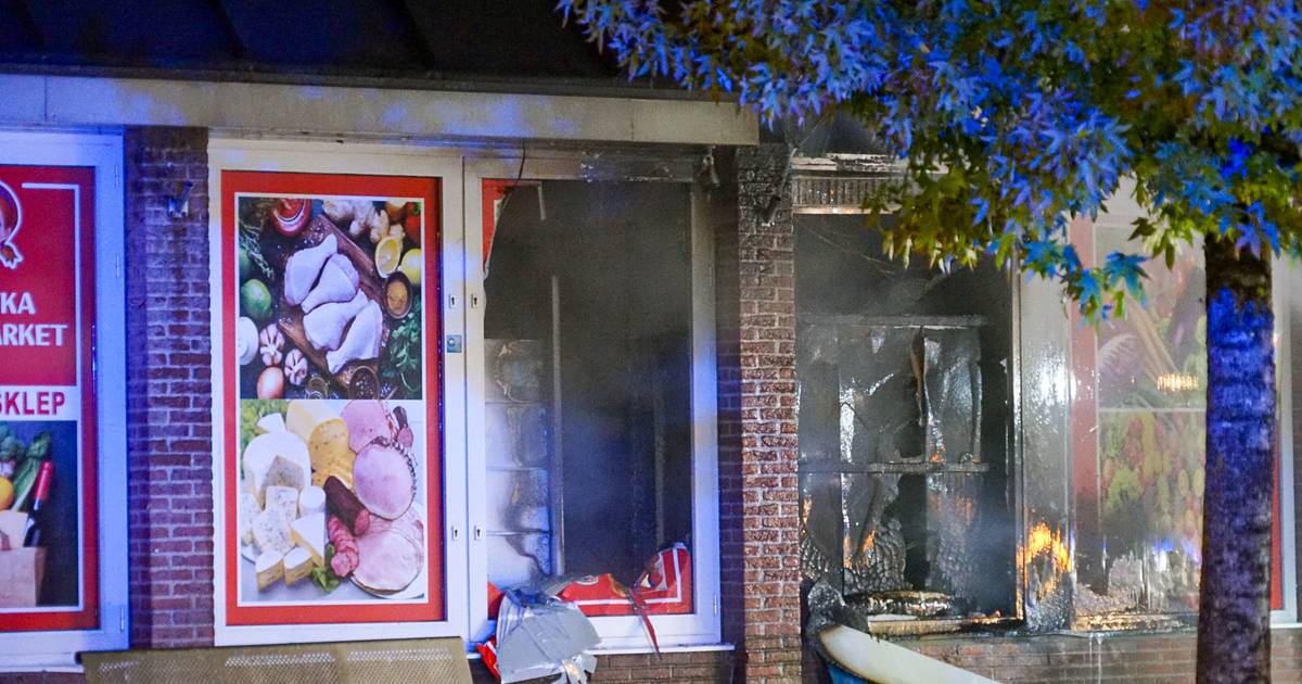 Uitslaande brand in Poolse supermarkt aan Boogerd in Wognum