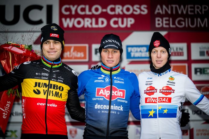 Het podium in Antwerpen, met links Wout van Aert, Mathieu van der Poel rechts Michael Vanthourenhout.