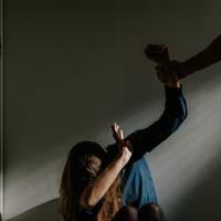 Slachtoffers van seksueel of intrafamiliaal geweld hebben voortaan recht op gratis gespecialiseerde advocaat