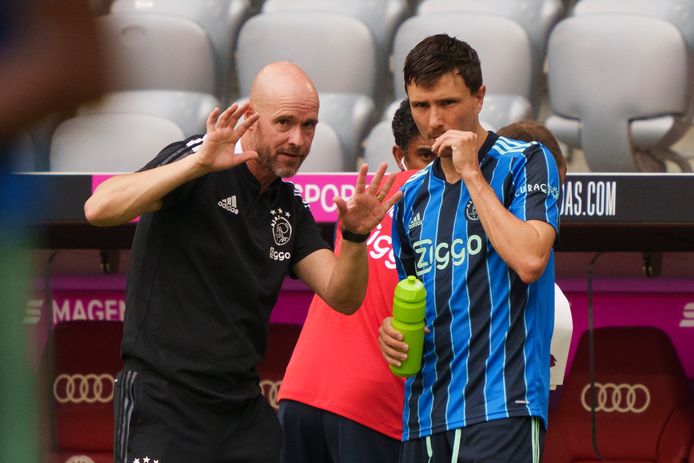 Ajax-trainer Erik ten Hag geeft Steven Berghuis aanwijzingen voor zijn debuut tegen Bayern München.