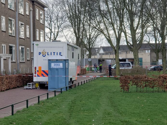 Onderzoek naar overleden persoon aan de Meppelerstraatweg in Zwolle is een dag later nog volop bezig.