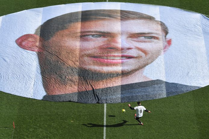Een groot doek met de beeltenis van de overleden Argentijnse voetballer Emiliano Sala in het stadion van Nantes, op 10 februari 2019.
