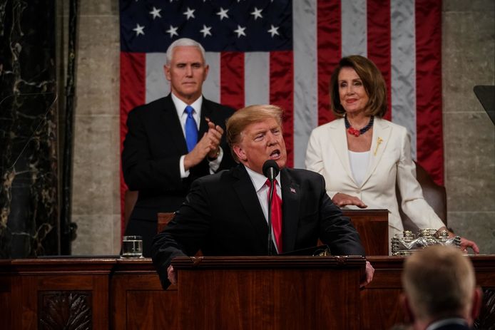 Trump in het Amerikaanse Congres met achter hem vicepresident Mike Pence en Huis-voorzitster Nancy Pelosi.