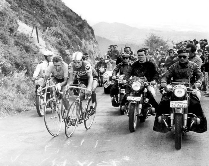 De Tour van 1964. Symbool voor de rivaliteit tussen Anquetil (links) en Poulidor is deze foto op de Puy du Dôme. De twee rivalen strijden er letterlijk schouder-tegen-schouder.