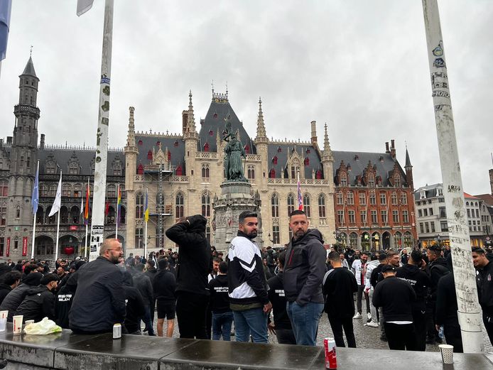 Supporters op de Markt in Brugge.