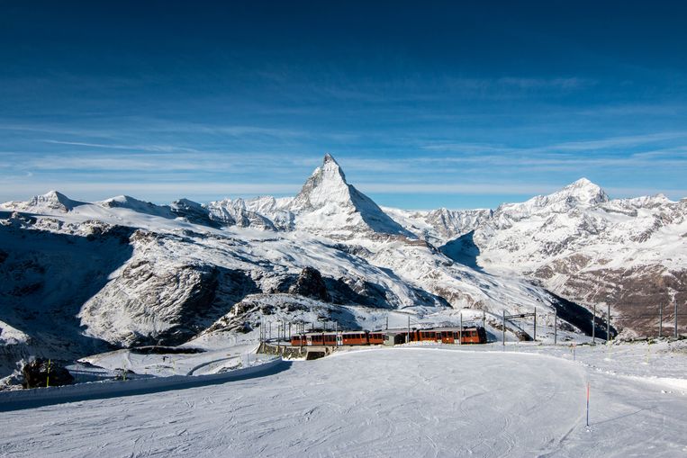 Trein rijdt door het alpengebied met in de achtergrond de Matterhorn.
 Beeld Getty Images/iStockphoto