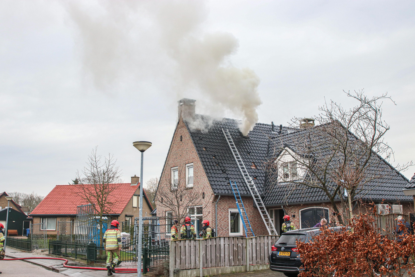 Op de zolder van een woning aan de Steenbank op Urk is vanmiddag brand uitgebroken. Dat ging gepaard met flinke rookontwikkeling.