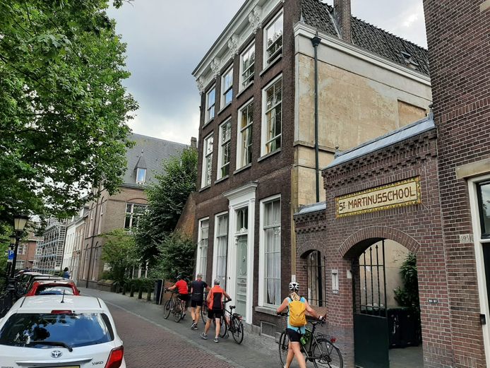 Gasten van een bed & breakfast aan de Oudegracht in Utrecht vertrekken op hun fiets. De gemeente wil strengere maatregelen tegen Bed & Breakfasts in de stad.