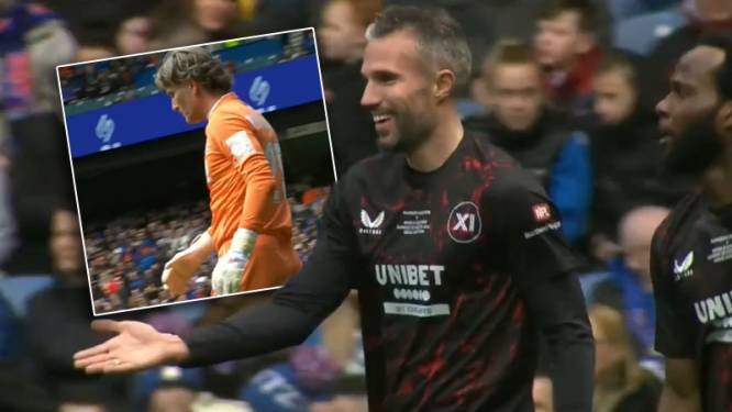 Robin van Persie kan het nog: twee goals tegen Ronald Waterreus, een assist én een omhaal