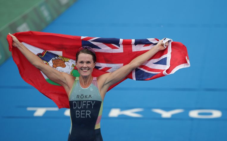 De 33-jarige Bermudaanse Flora Duffy heeft in Tokio de olympische titel in het triatlon gewonnen. Beeld REUTERS