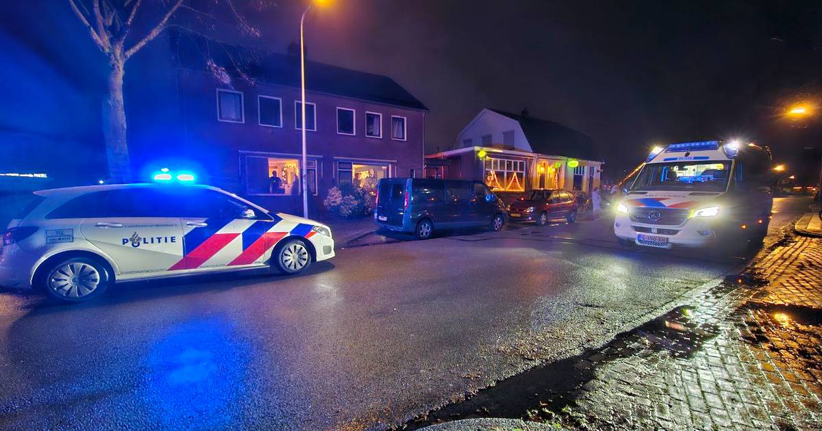 Man aangereden door auto tijdens oversteken van straat in Enschede, gewond naar ziekenhuis.