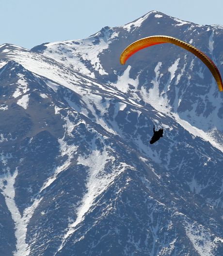 Nederlandse paraglider (59) stort in bijzijn vrienden naar beneden in Italië, in kritieke toestand op ic