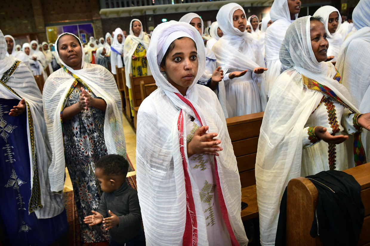 Eritrese gelovigen in Weert tijdens het twintig uur durende feest van Abune Tekle Haymanot.  Beeld Marcel van den Bergh / de Volkskrant