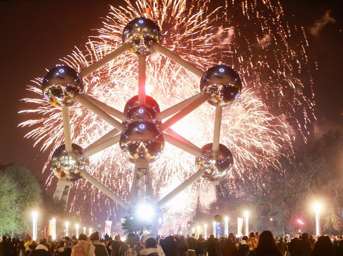 Vuurwerk aan het Atomium luidt het nieuwe jaar 2018 in.