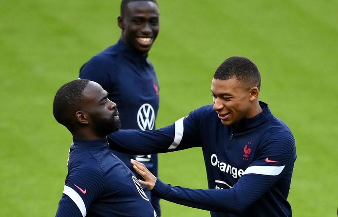 Mbappé dolde vandaag nog op training met zijn Franse ploegmaats, zoals hier Moussa Sissoko.