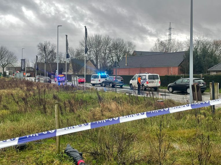 In het huis met de rode zijgevel werd het gezin aangetroffen.  Beeld Lieven Samyn