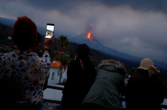 Een toerist neemt een foto van de vulkaan op het uitkijkpunt aan de Tajuya-kerk in de gemeente El Paso.