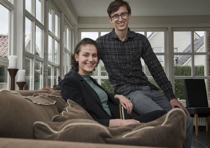 ALMELO - Britt Mos (23) en broer Kay (21).