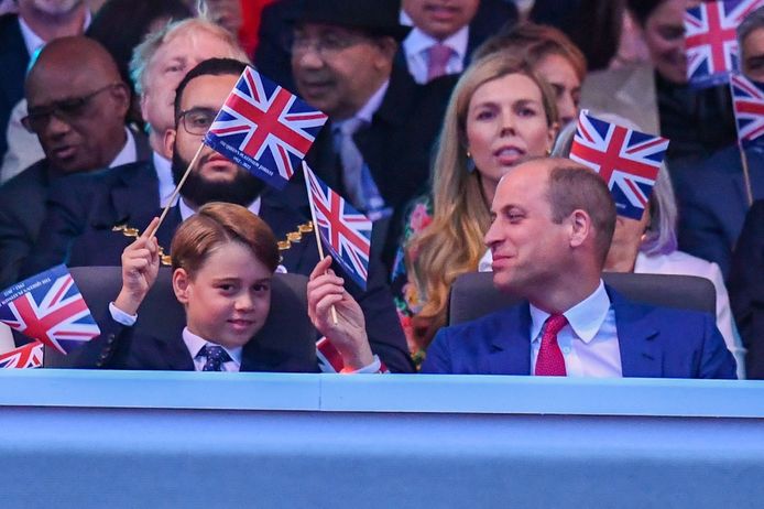 Prins William en zijn oudste zoon prins George genieten van de muziek.