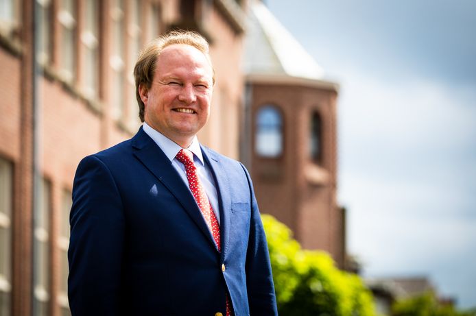 Burgemeester Hein van der Loo van Zwijndrecht.