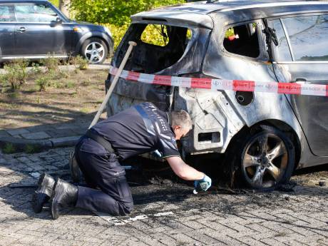 Opnieuw auto van gezin in Ambacht in brand gestoken, politie doet volop onderzoek: ‘Weet je iets, meld het’