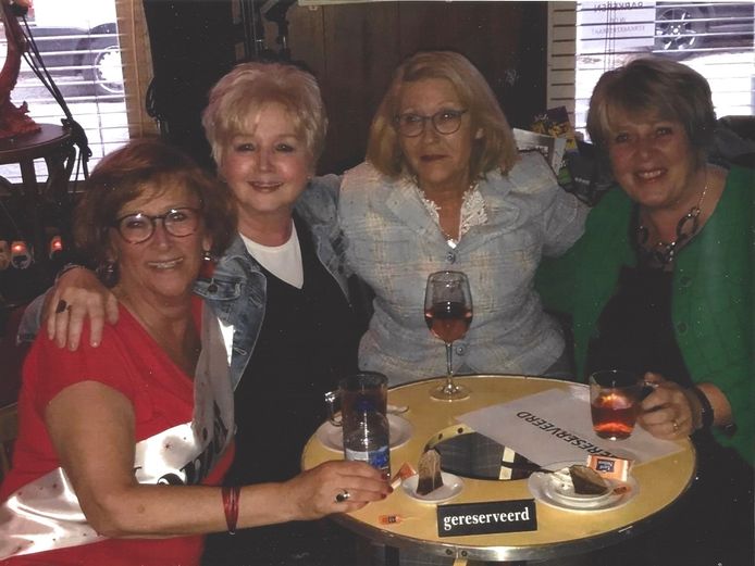 'De Mutsen' tijdens de boekpresentatie van Lisette: vlnr. Lisette, Ine, Rian, Rose-Anne
