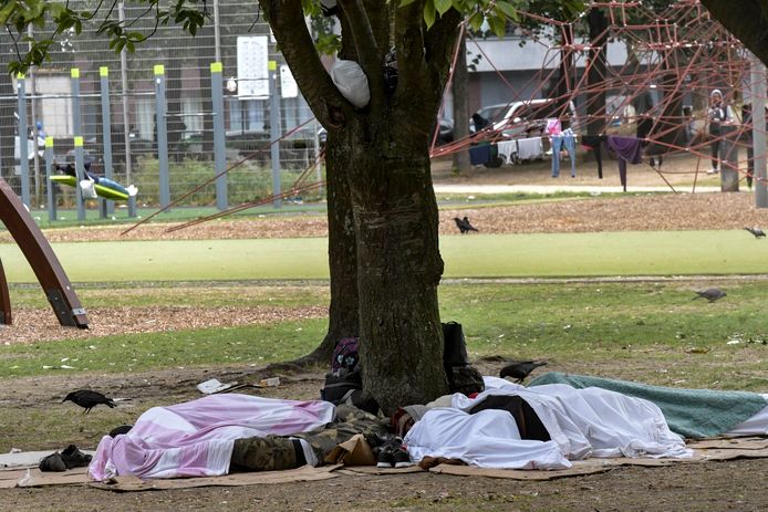 Migranten slapen in het Maximiliaanpark.