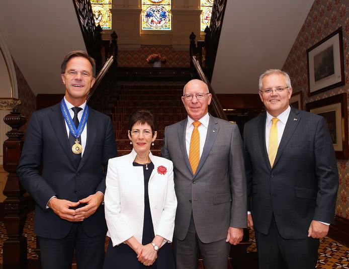 Mark Rutte, de Australische premier Scott Morrison (rechts) en de Gouverneur-generaal David Hurley met zijn vrouw (midden).