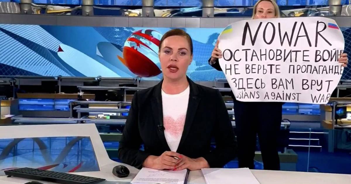 Il giornalista televisivo che ha girato il mondo per protestare mentre trasmetteva la notizia è fuggito dalla Russia |  Corona virus quello che devi sapere