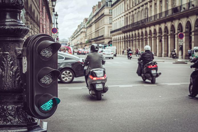 Mag je als motorrijder auto's voorsteken om als eerste te kunnen vertrekken wanneer de lichten op groen springen?