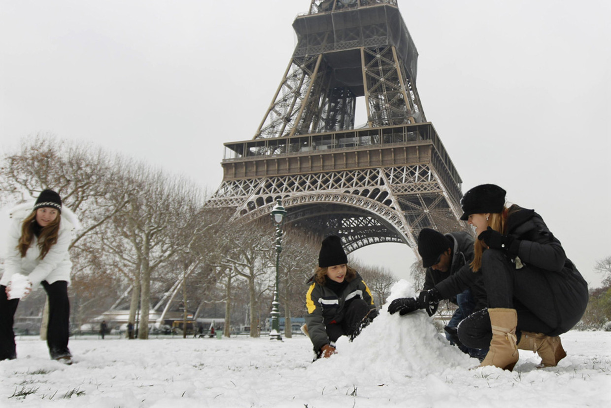 снег в париже